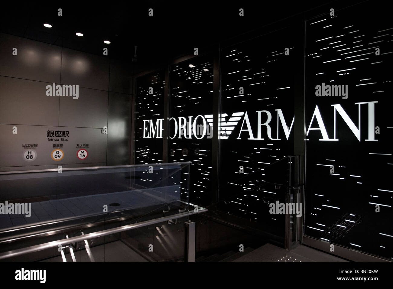 Tokyo u-Bahn-Eingang im Ginza Armani store Stockfoto