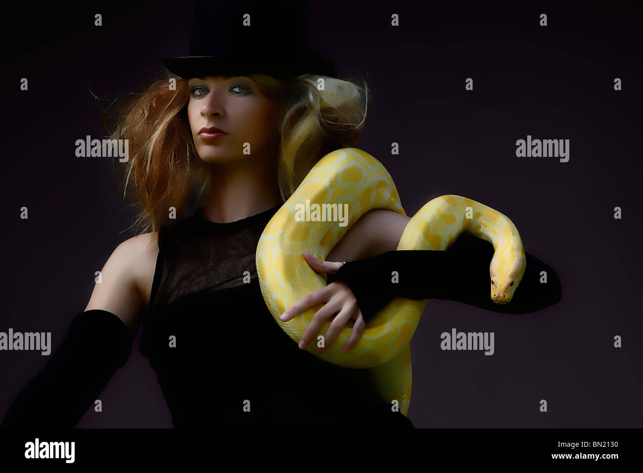 Junge Frau mit Schlange Stockfoto