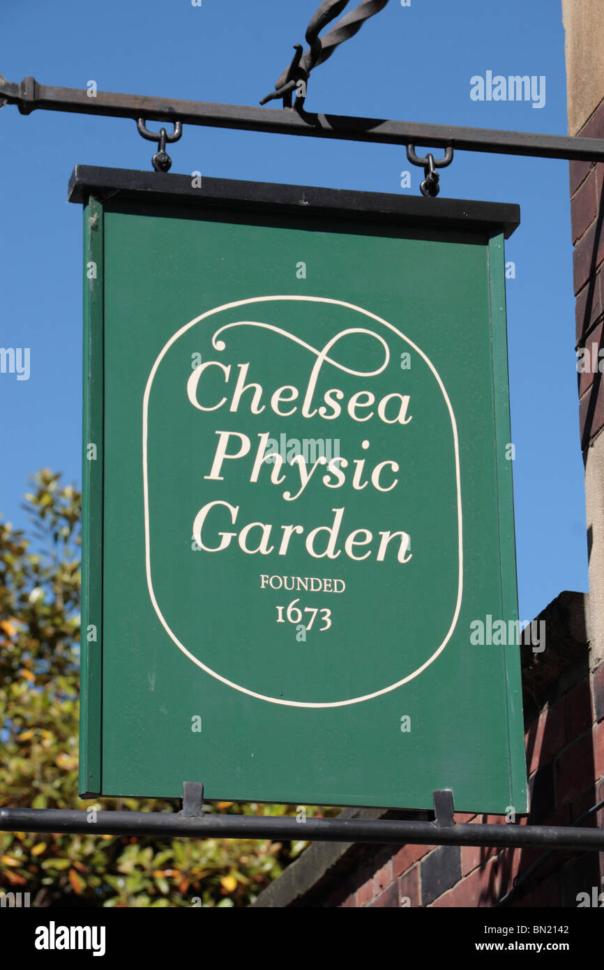 Melden Sie sich über dem Eingang an der Chelsea Physic Garden in Chelsea, London, UK. Stockfoto