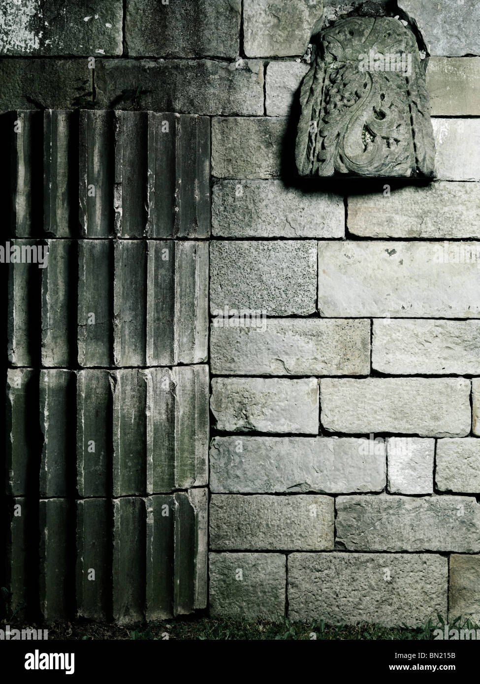 Alte Steinmauer mit architektonischen Details künstlerischen Hintergrund Stockfoto