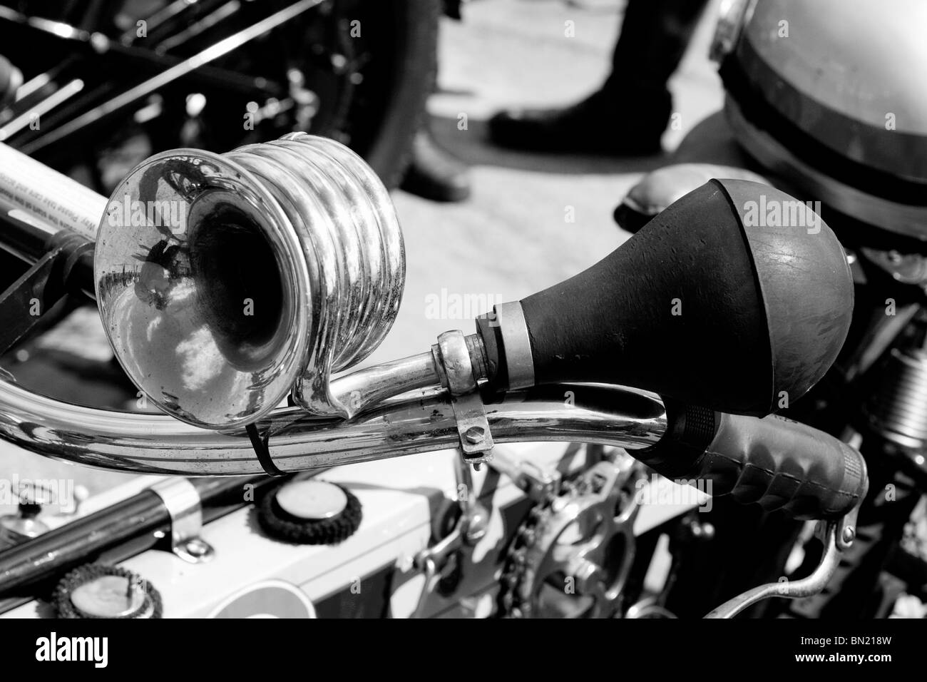 Eine alte Vintage Bike Horn auf einem klassischen britischen Motorrad Stockfoto