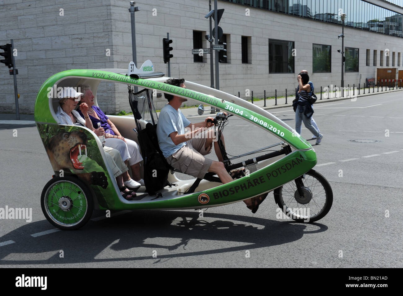 Toursts Reisen durch Solar Velotaxi in Berlin Deutschland Deutschland Europa Stockfoto