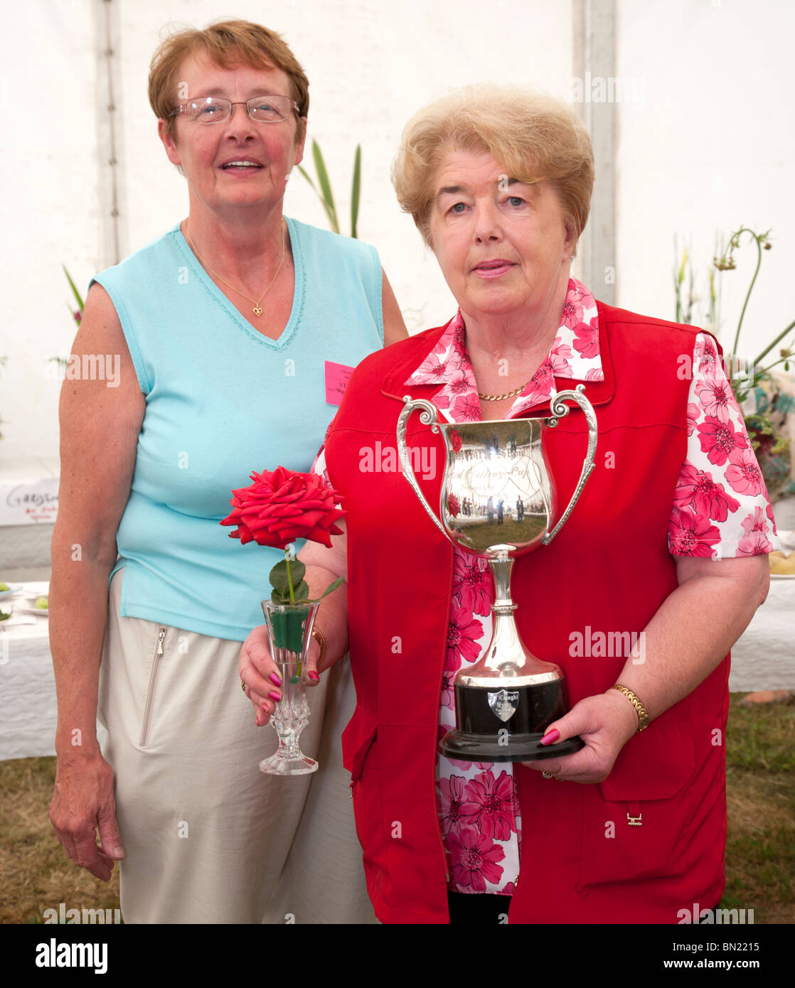 Zwei Frauen mit Trophäe für den Anbau von Rosen, Blumenschau Limerick Stockfoto