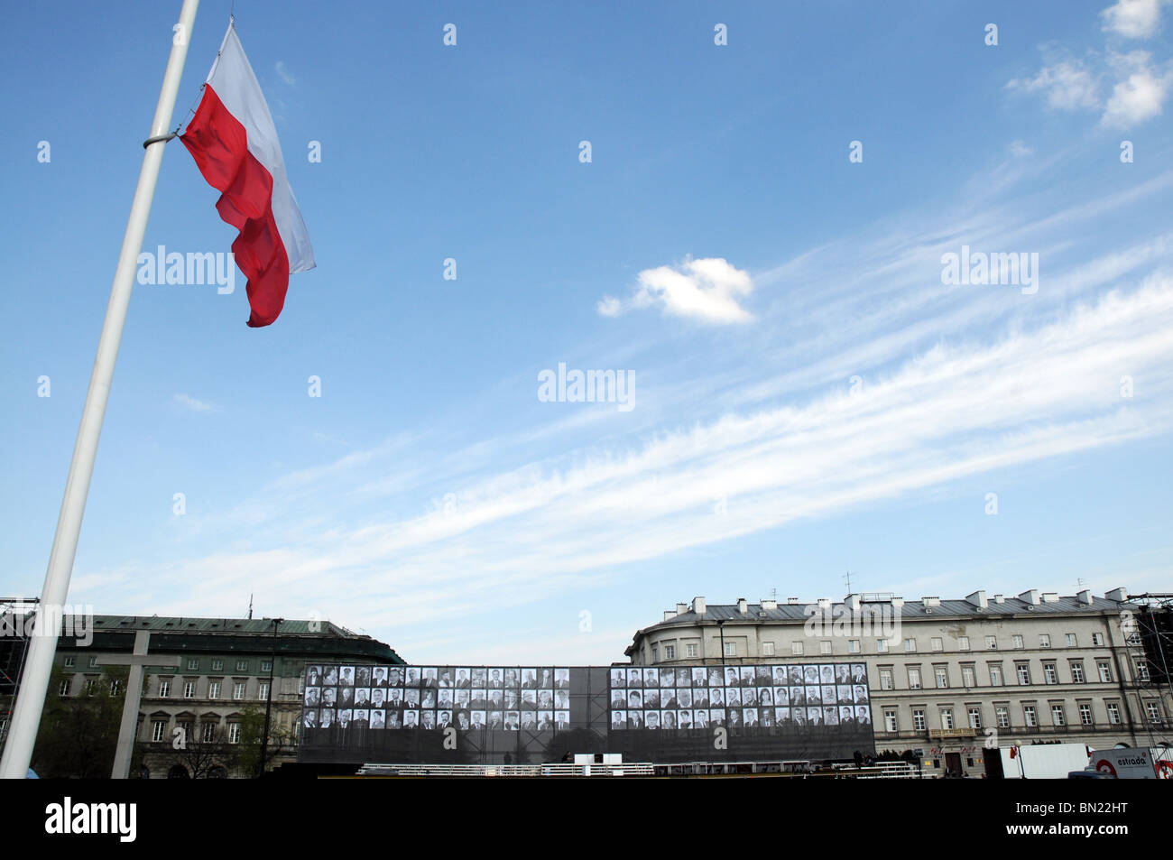 Warschau: riesige Leinwand mit Fotos von allen Opfern des polnischen Präsidenten Flugzeugabsturz bei Smolensk, Russland Stockfoto