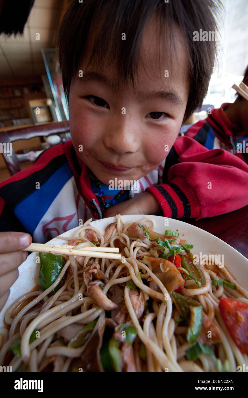 Junge essen Nudeln in Shigatse, Tibet Stockfoto