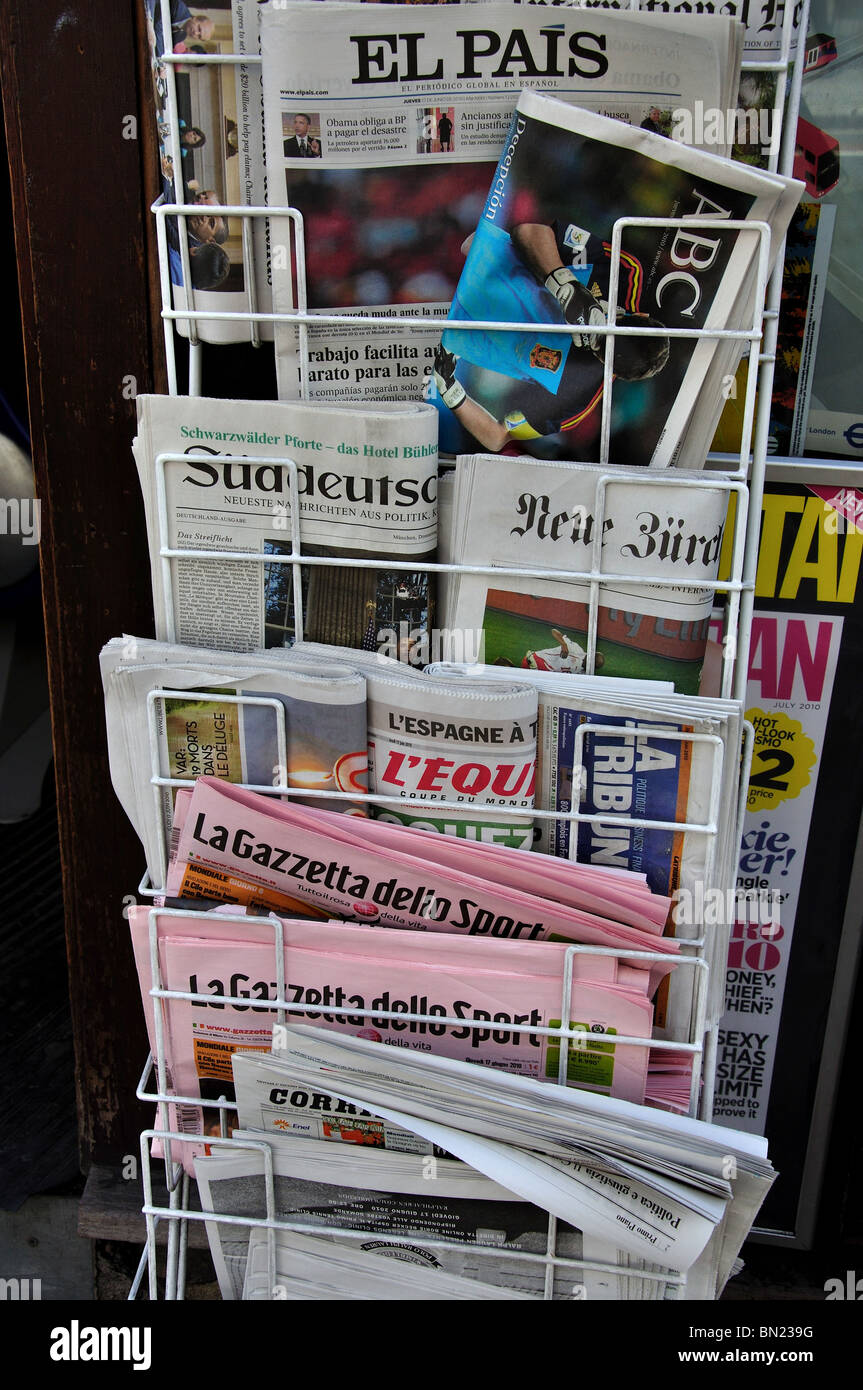 Internationale Zeitungen außerhalb Zeitschriftenhandel, Fleet Street, City of London, London, England, Vereinigtes Königreich Stockfoto