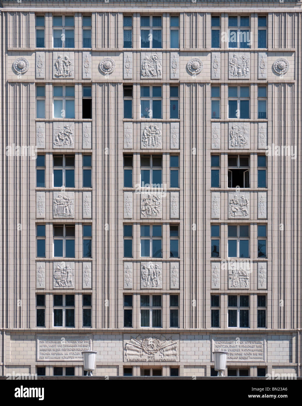 Fassaden der alten sozialistischen DDR Ära Wohnblocks auf Karl-Marx-Allee im ehemaligen Ost-Berlin-Deutschland Stockfoto