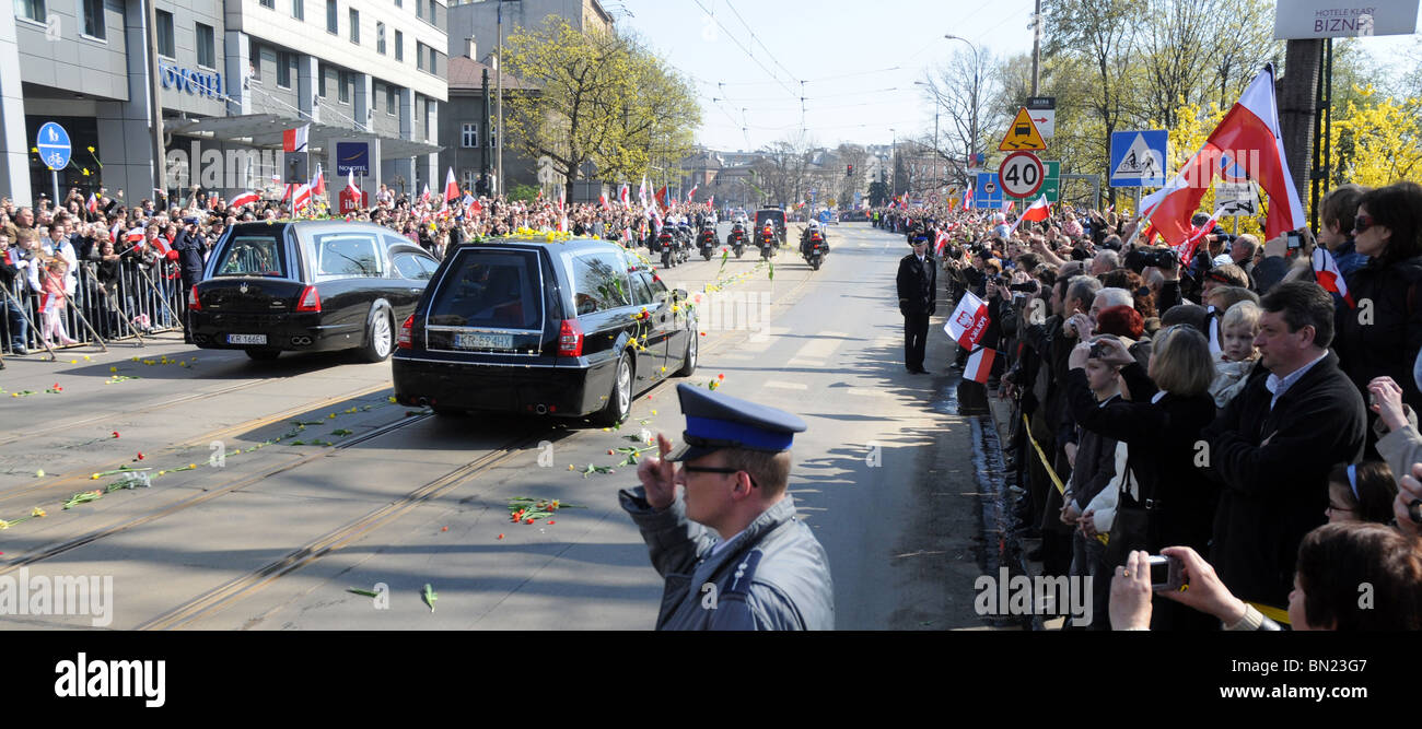 18.04.2010. Krakau, Polen: Leichenwagen tragen Särge mit den Organen des Präsidenten Lech Kaczynski und seine Frau Maria Stockfoto