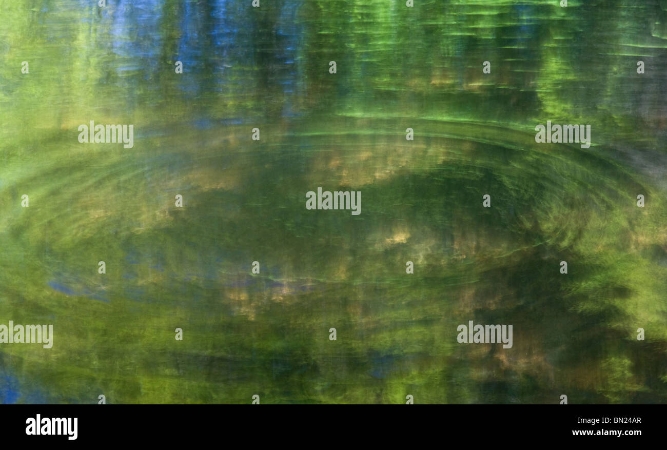 Welligkeit im Flusswasser Stockfoto