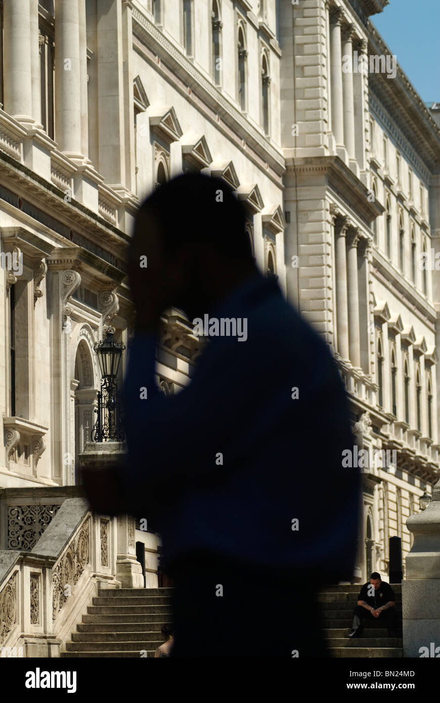 Beamte, vor dem Außenministerium, Clive Steps, King Charles Street, Whitehall London UK 2010 HOMER SYKES Stockfoto