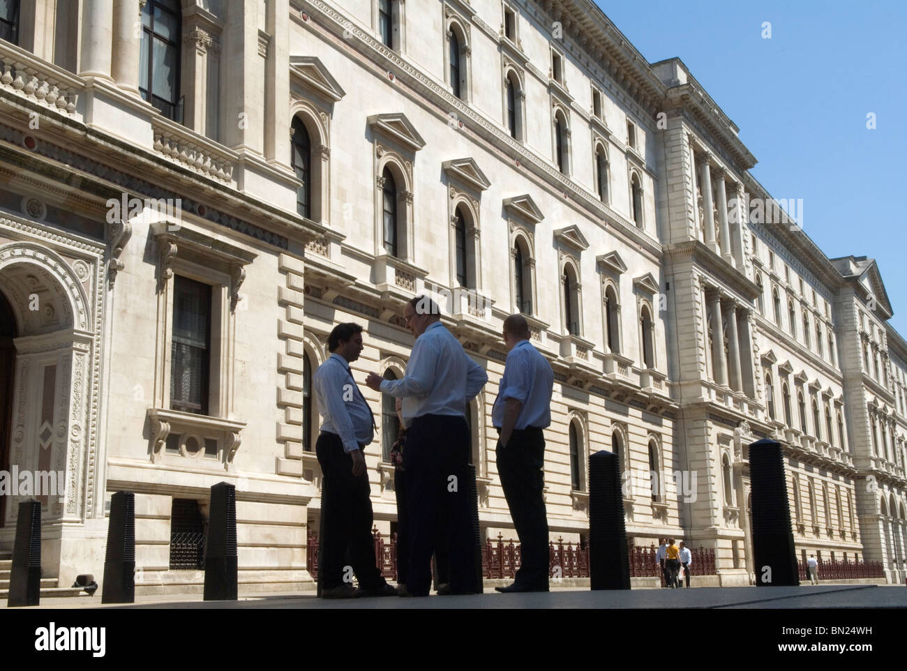 Beamter vor dem Außenministerium King Charles Street Whitehall London, UK 2010 2010s HOMER SYKES Stockfoto