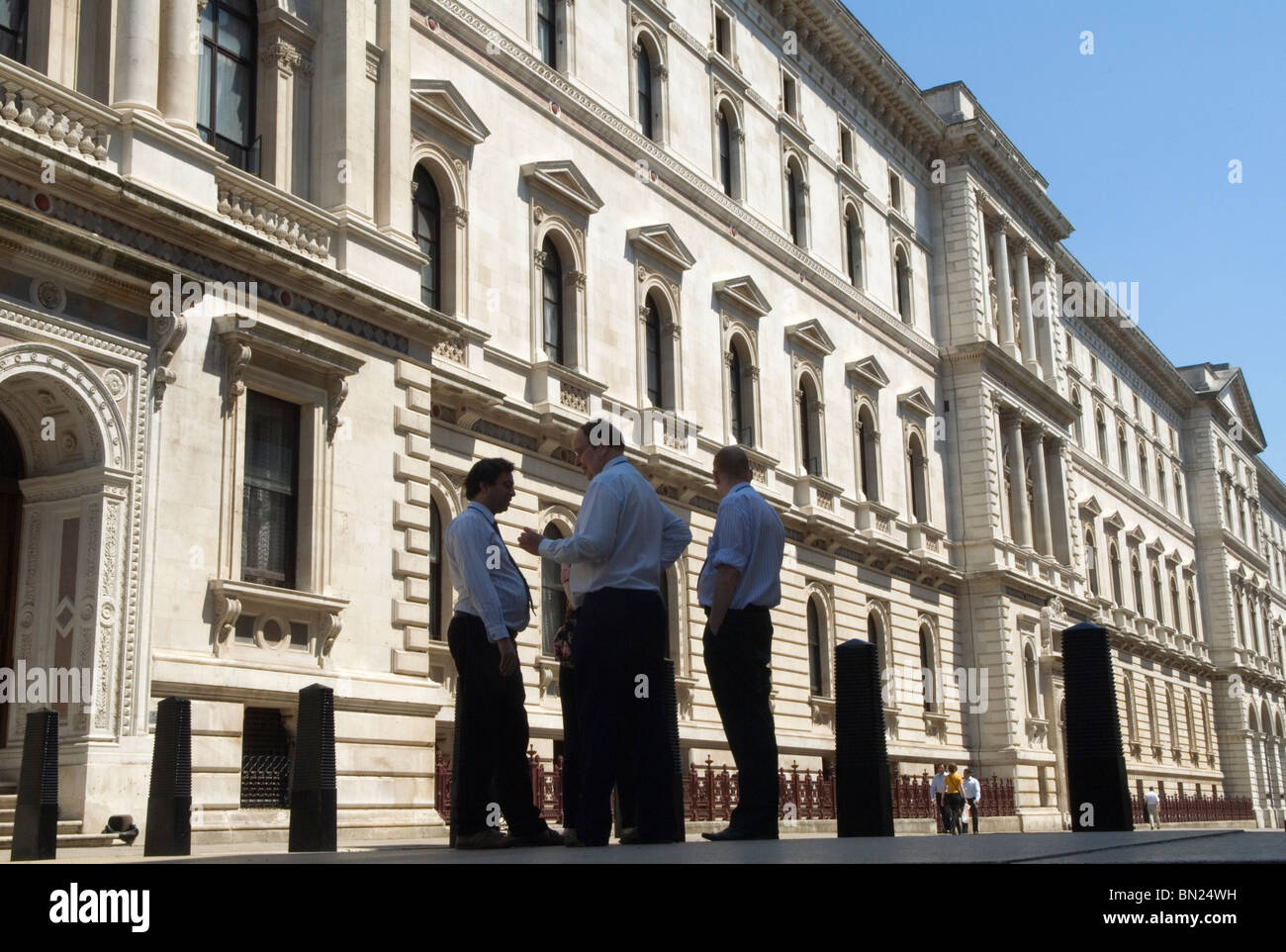 Beamter vor dem Auswärtigen Amt, König Charles Street Whitehall LONDON GROSSBRITANNIEN 2010 HOMER SYKES Stockfoto