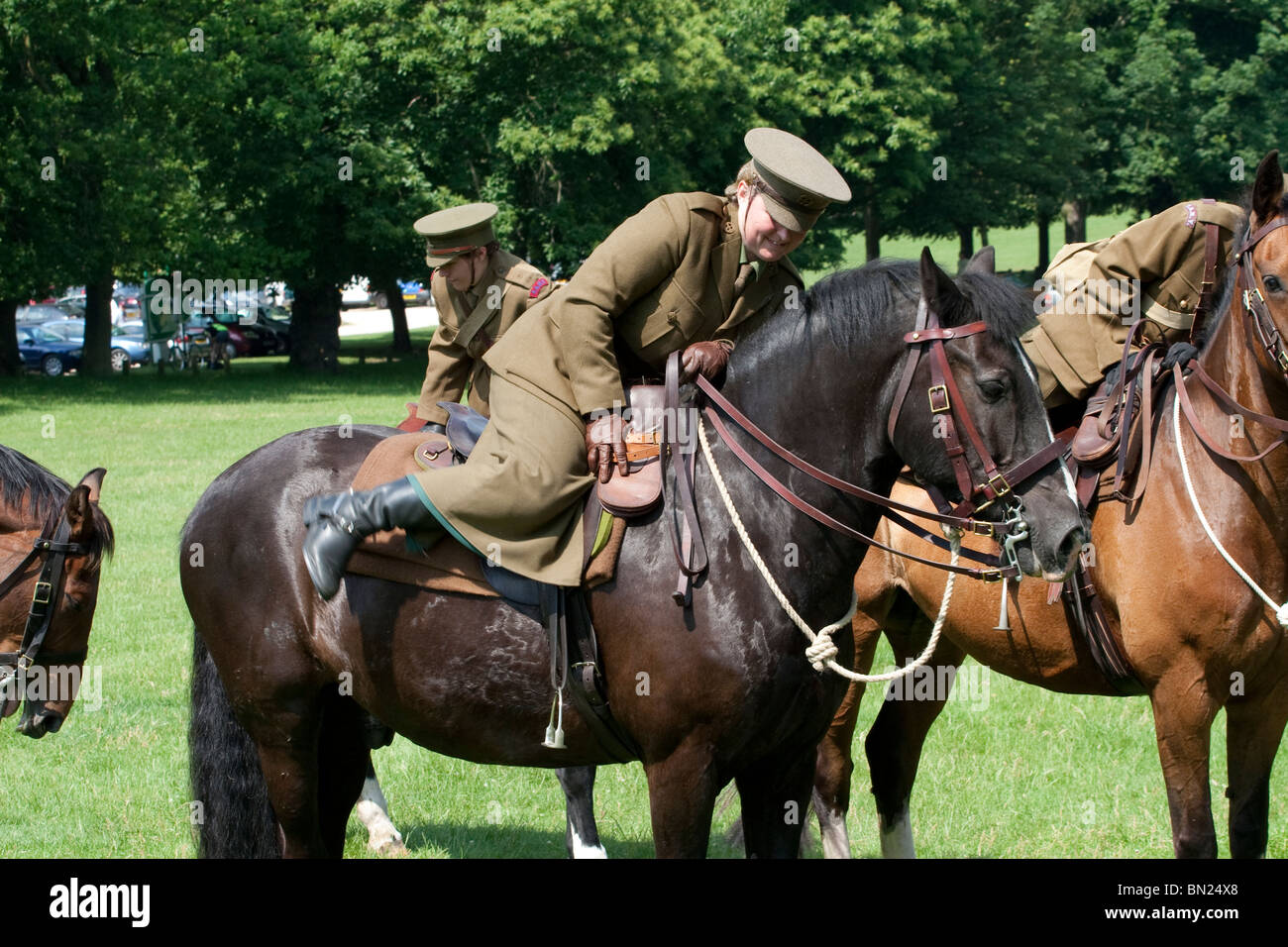 weibliche erste-Hilfe-Soldaten im 2. Weltkrieg Uniformen Demontage von dort Pferde Stockfoto