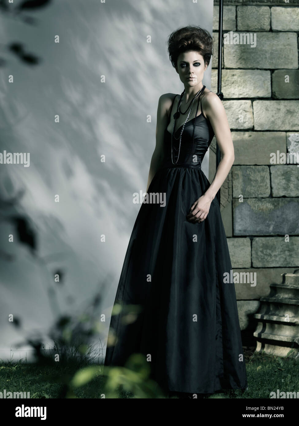 Lizenz erhältlich unter MaximImages.com High Fashion Foto einer schönen Frau in langem schwarzem Kleid Stockfoto