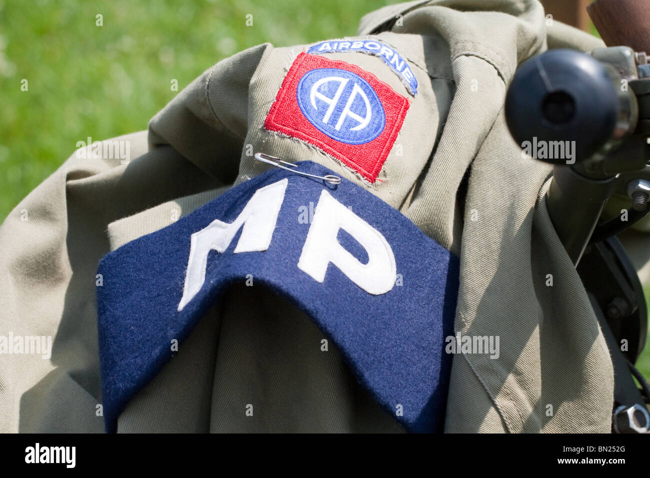 2. Weltkrieg Uniform aus dem amerikanischen Airborne Regiment mit der Militärpolizei (MP)-Abzeichen Stockfoto