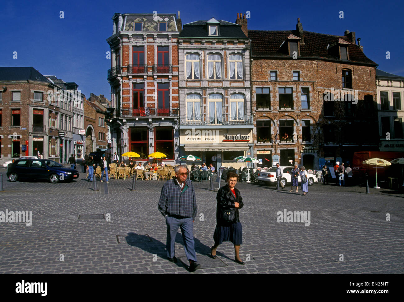 Älteres Ehepaar Menschen wandern im Grand Place Stadt Mons wallonischen Region Belgien Europas Stockfoto