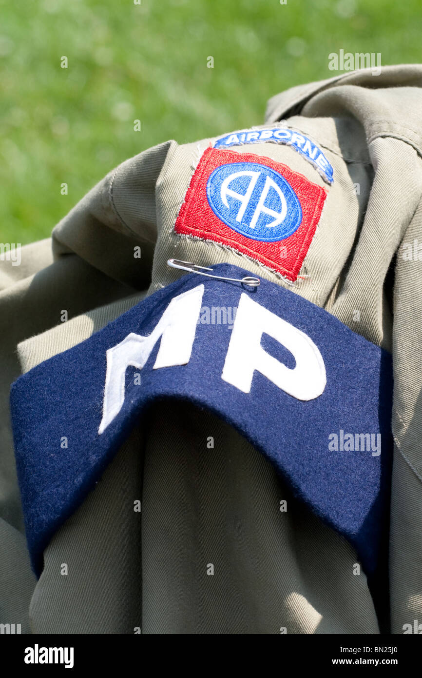 2. Weltkrieg Uniform aus dem amerikanischen Airborne Regiment mit der Militärpolizei (MP)-Abzeichen Stockfoto