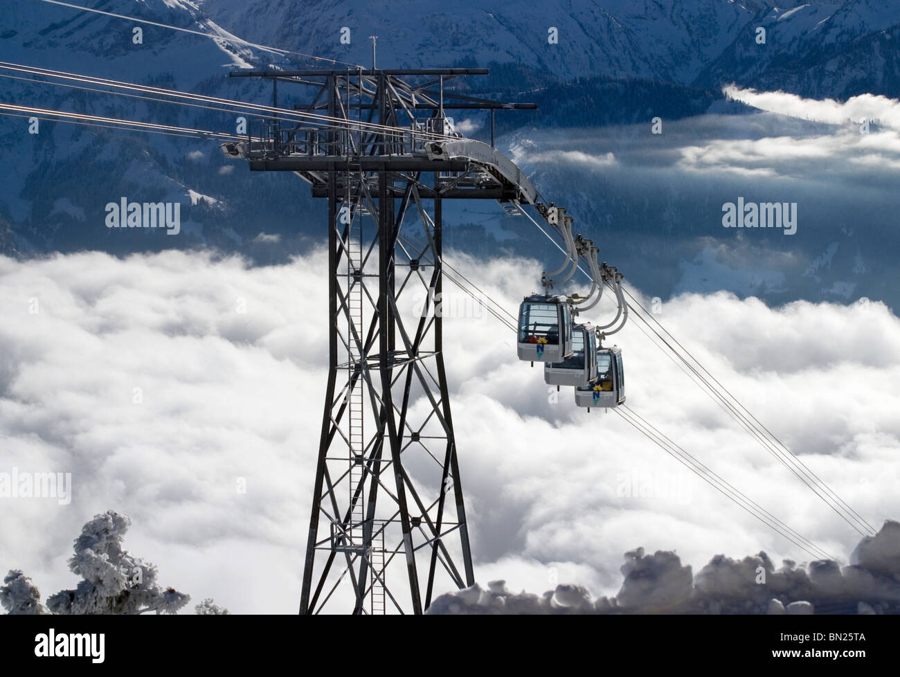 Schweizer Alpen-Antenne: Berg Seilbahnen Trio Überschrift von Beatenberg Niederhorn Plateau Ski Resort Stockfoto
