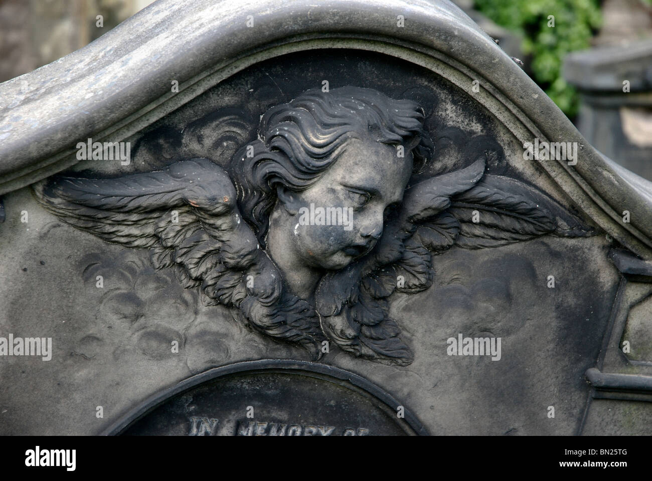 Detail von einem Grabstein im alten Calton Burial Ground, Edinburgh. Stockfoto