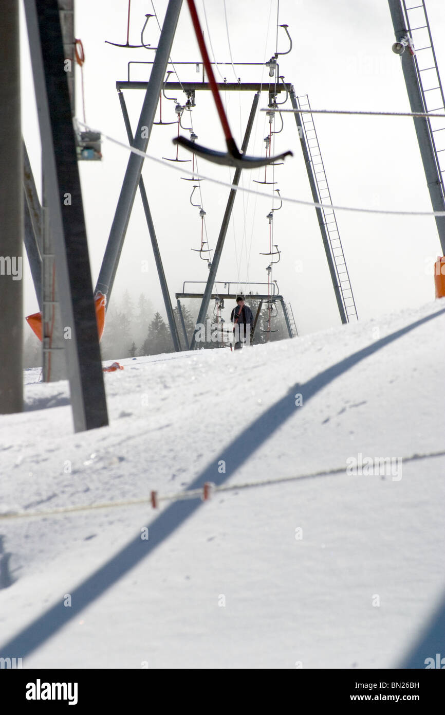 Mann am Schlepplift im Skigebiet Beatenberg Schweizer Alpen Berner Oberland Stockfoto