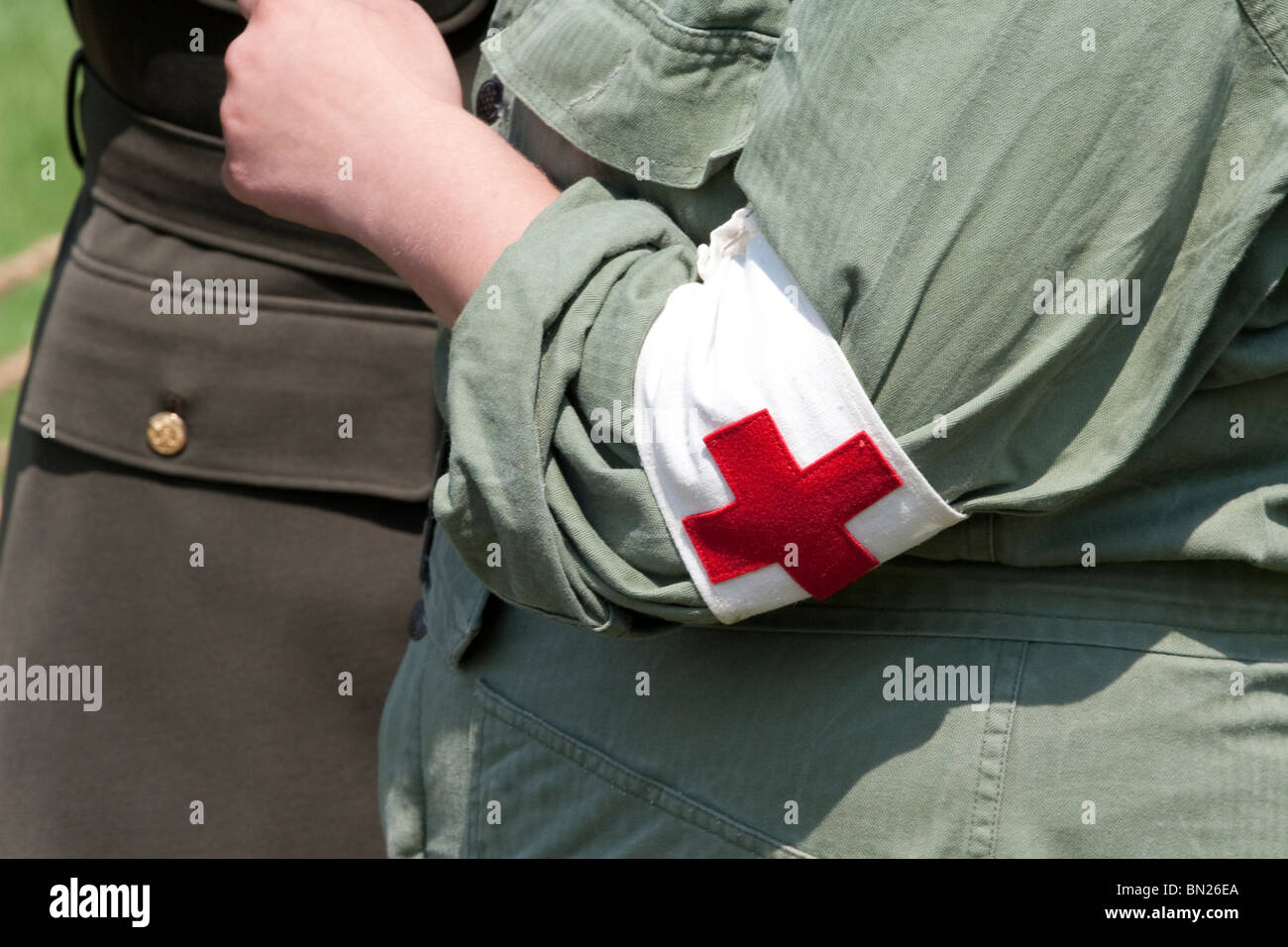 Ein Sanitäter mit einem roten Kreuz auf dem arm Stockfoto