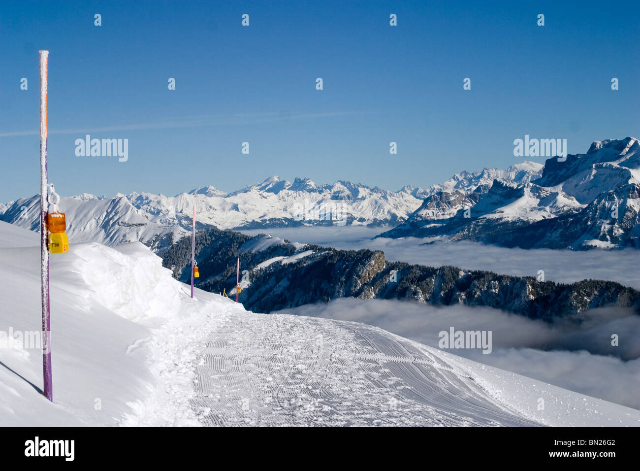 Schweizer Alpen-Antenne: Blick auf Schweizer Alp Gipfeln von Piste im Skigebiet Niederhorn in der Nähe des Dorfes Beatenberg. Stockfoto