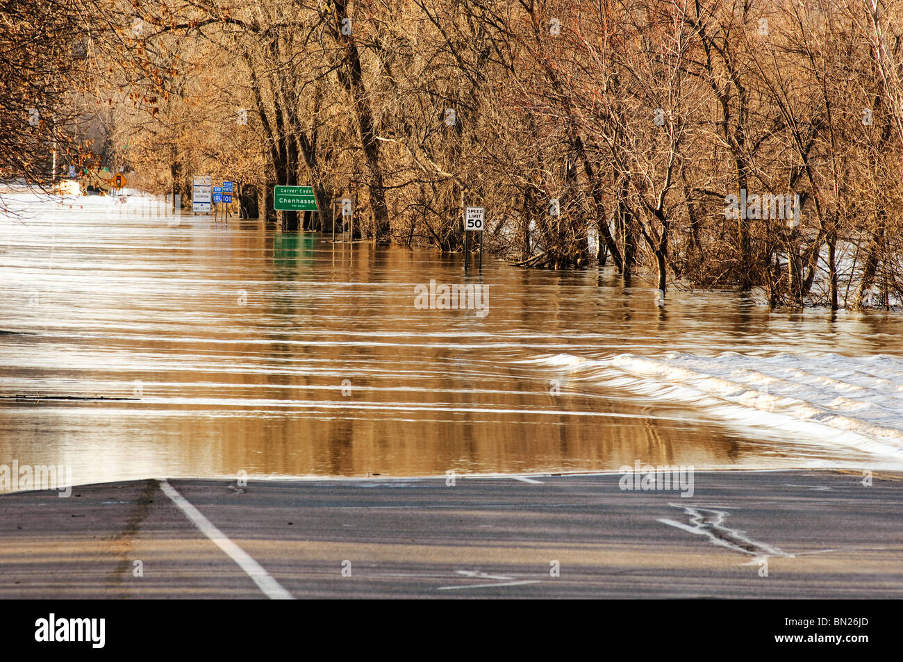 Flut Wasser des Minnesota Fluß über Highway 101 nördlich der Innenstadt Shakopee, Minnesota im März 2010. Stockfoto