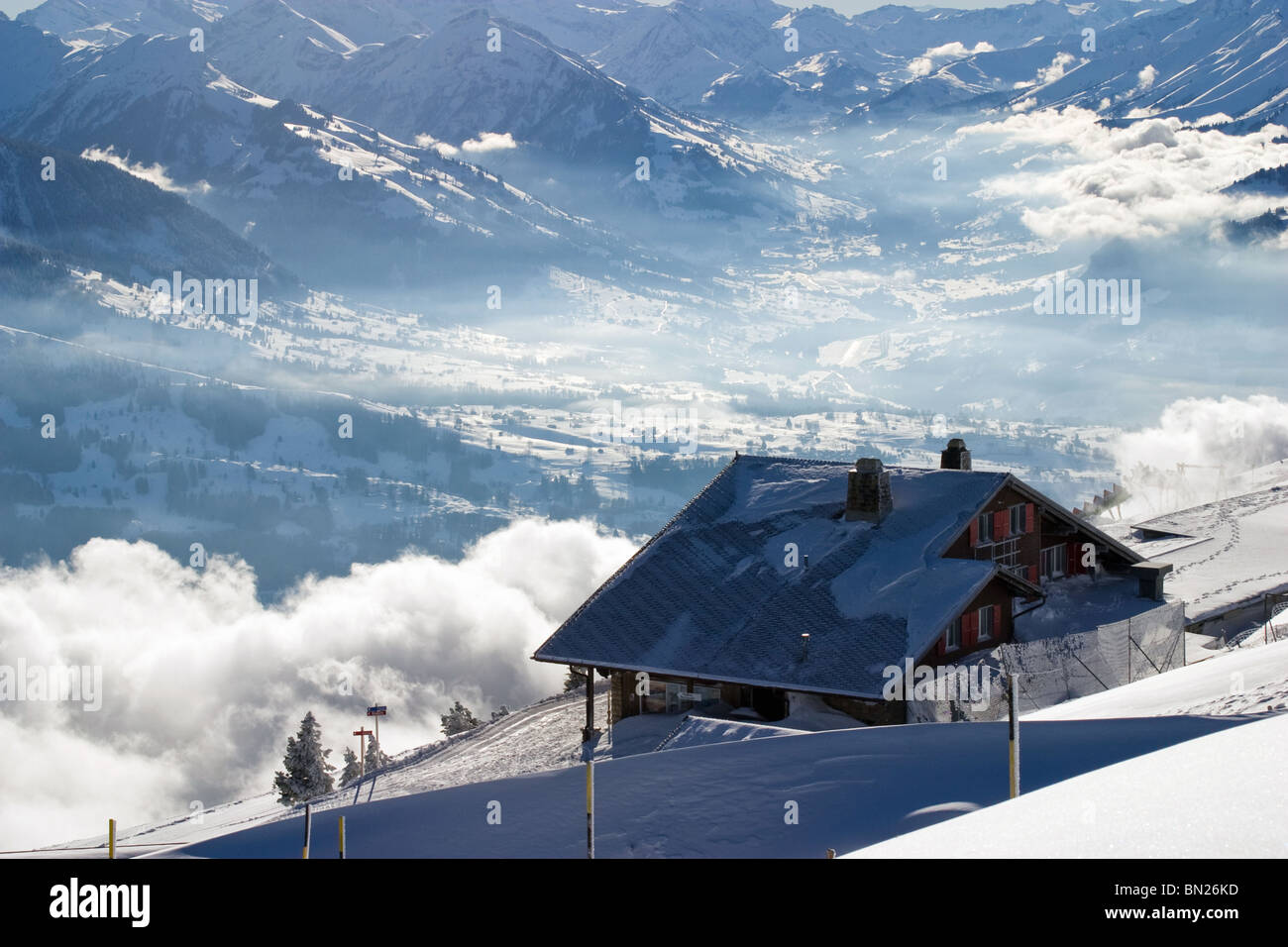 Schweizer Alpen ski Resort in der Nähe von Beatenberg: Berghaus auf dem Niederhorn; Skipisten und Blick auf die Berge auf Schweizer Alpen Stockfoto