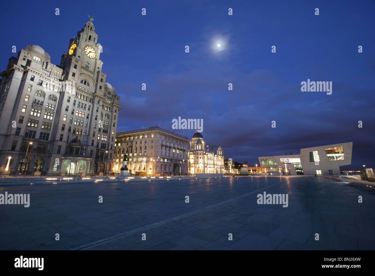 Stadt von Liverpool, England. Abenddämmerung auf der Pier Head Esplanade mit königlichen Leber, Cunard und Port of Liverpool Buildings. Stockfoto