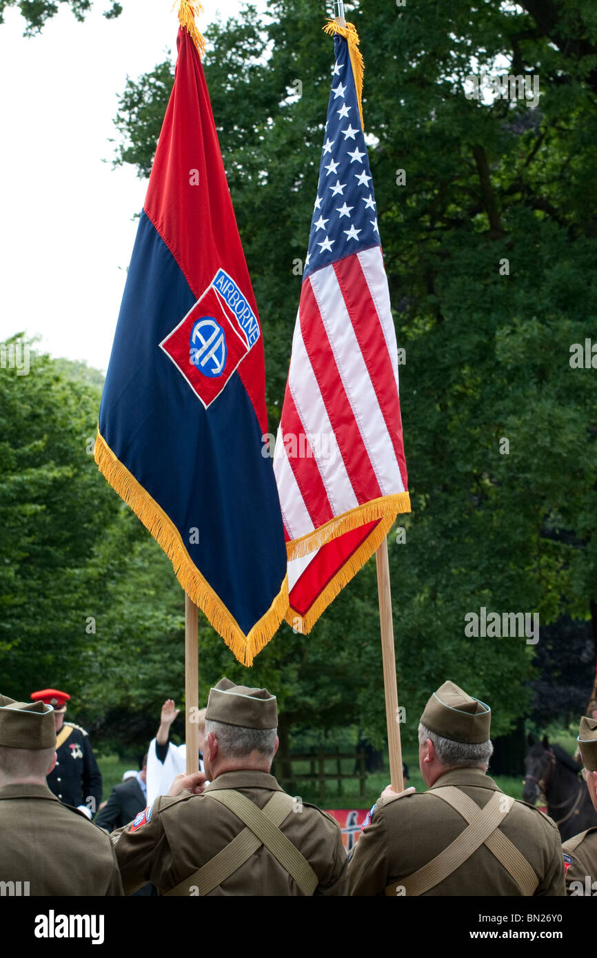 Veteran Soldaten halten der amerikanischen Army Airborne Regiment und amerikanischen Stars und stripes Flagge während einer Trauerfeier Stockfoto