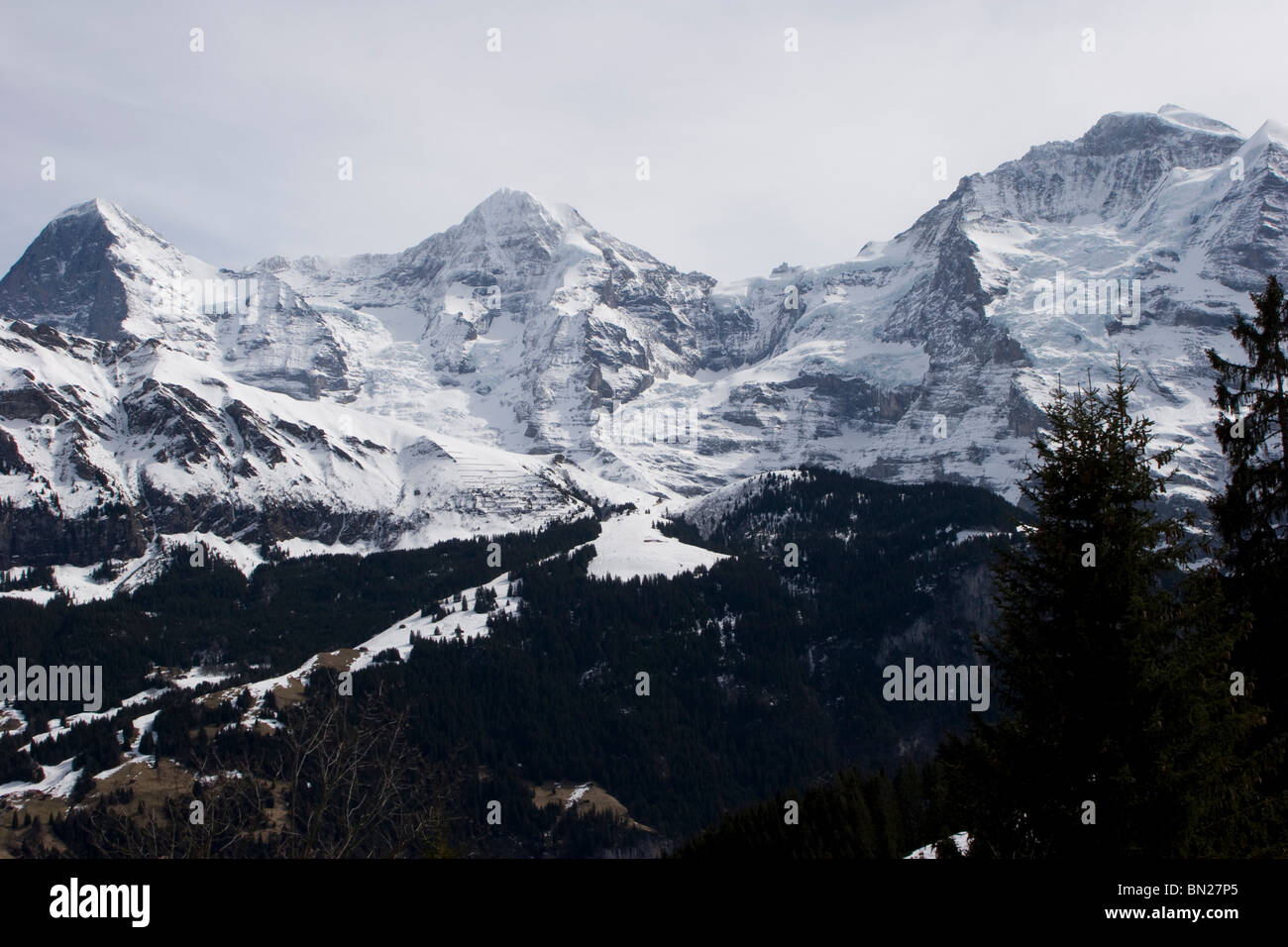 Schweizer Alpen Antenne: Blick vom Niederhorn der Eiger Munch und Jungfrau auf dem Jungfraujoch Stockfoto