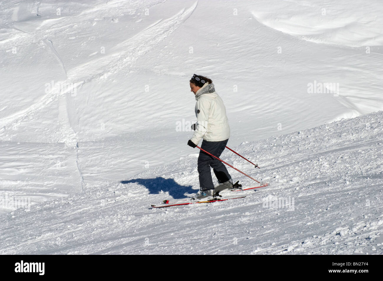 Skifahren Schnee Anfänger Skifahren auf der Piste im ersten Ski-Resort in der Nähe Grindelwald, ski den Berg hinunter Stockfoto