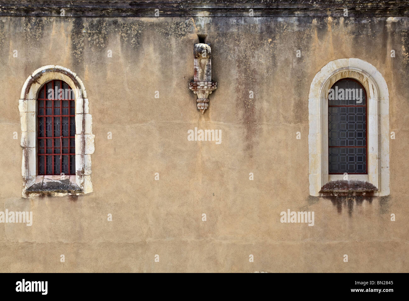 Zwei rustikal braun Fenster einer mittelalterlichen europäischen Kirche Stockfoto