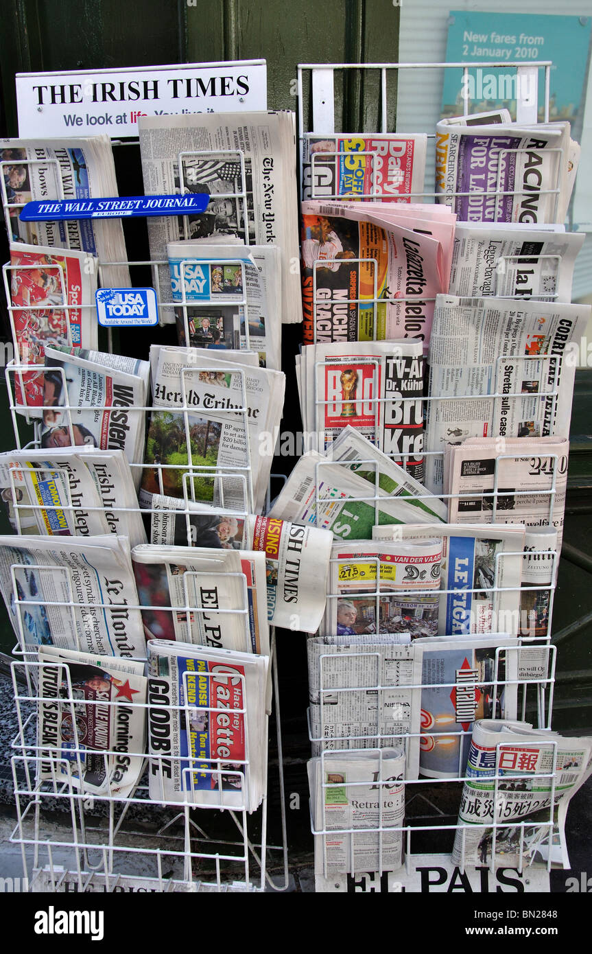 Internationale Zeitungen außerhalb Zeitschriftenhandel, Fleet Street, City of London, London, England, Vereinigtes Königreich Stockfoto