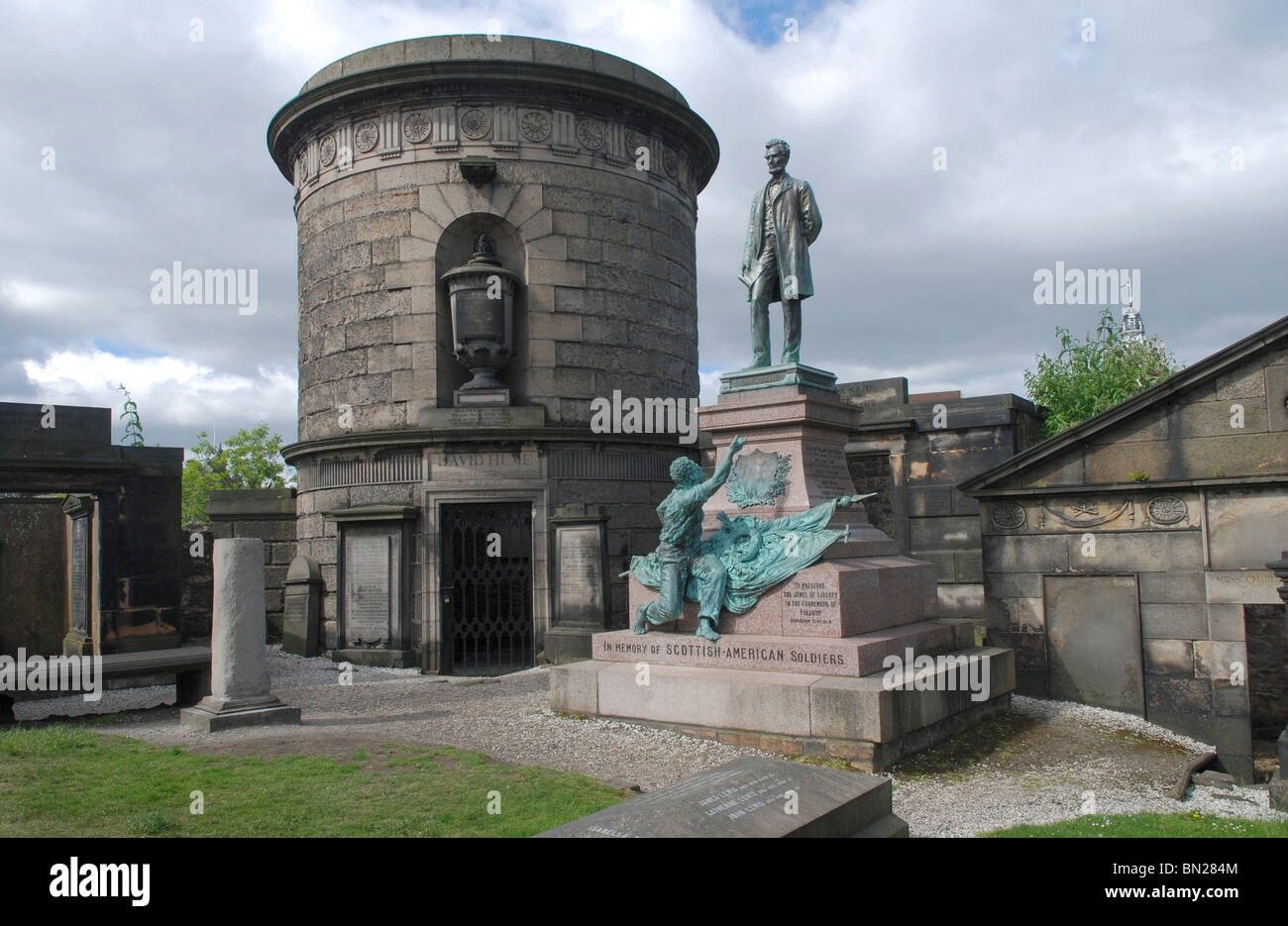 Das Grab von David Hume neben dem Denkmal Scottish-Amerikanern, die im amerikanischen Bürgerkrieg in Old Calton Friedhof gekämpft. Stockfoto