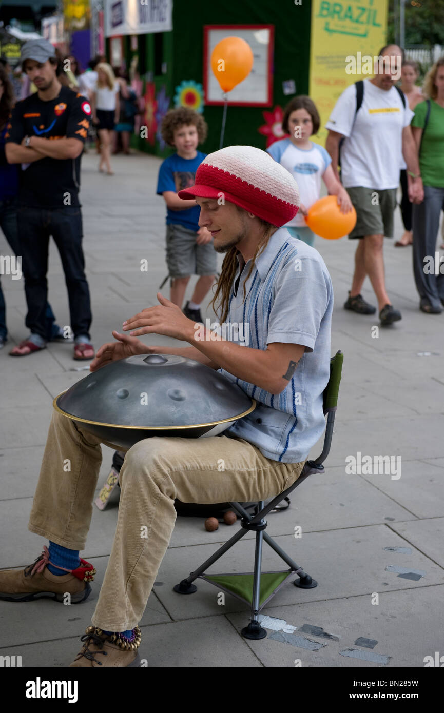 Daniel Waples spielt Hang, entwickelt ein Schweizer Instrument an