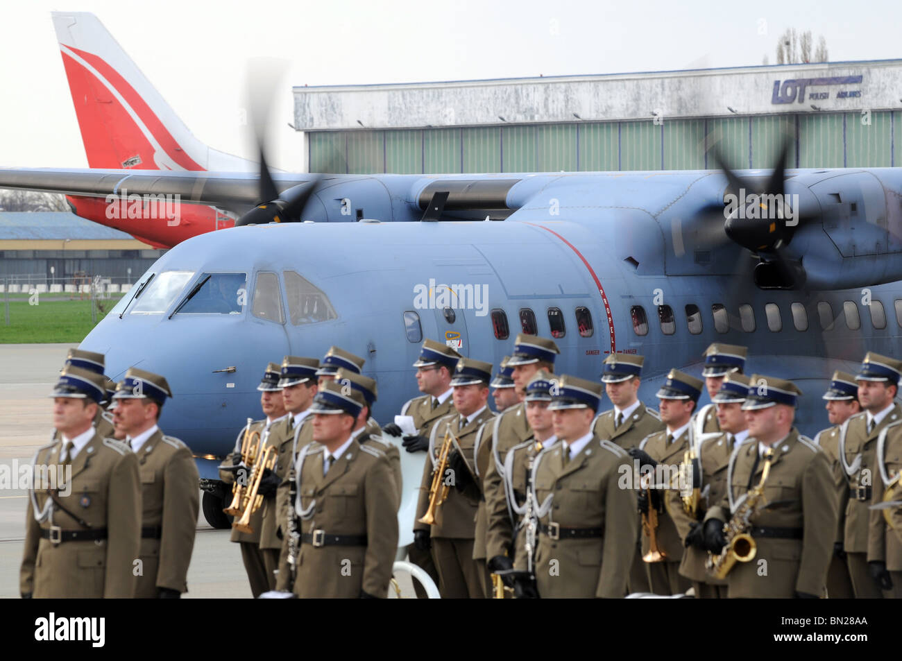 11.04.2010 polnische Präsident Lech Kaczynski Körper kehrt nach Warschau zurück. Preisverleihung am Militärflughafen Okecie (Beschreibung lesen) Stockfoto