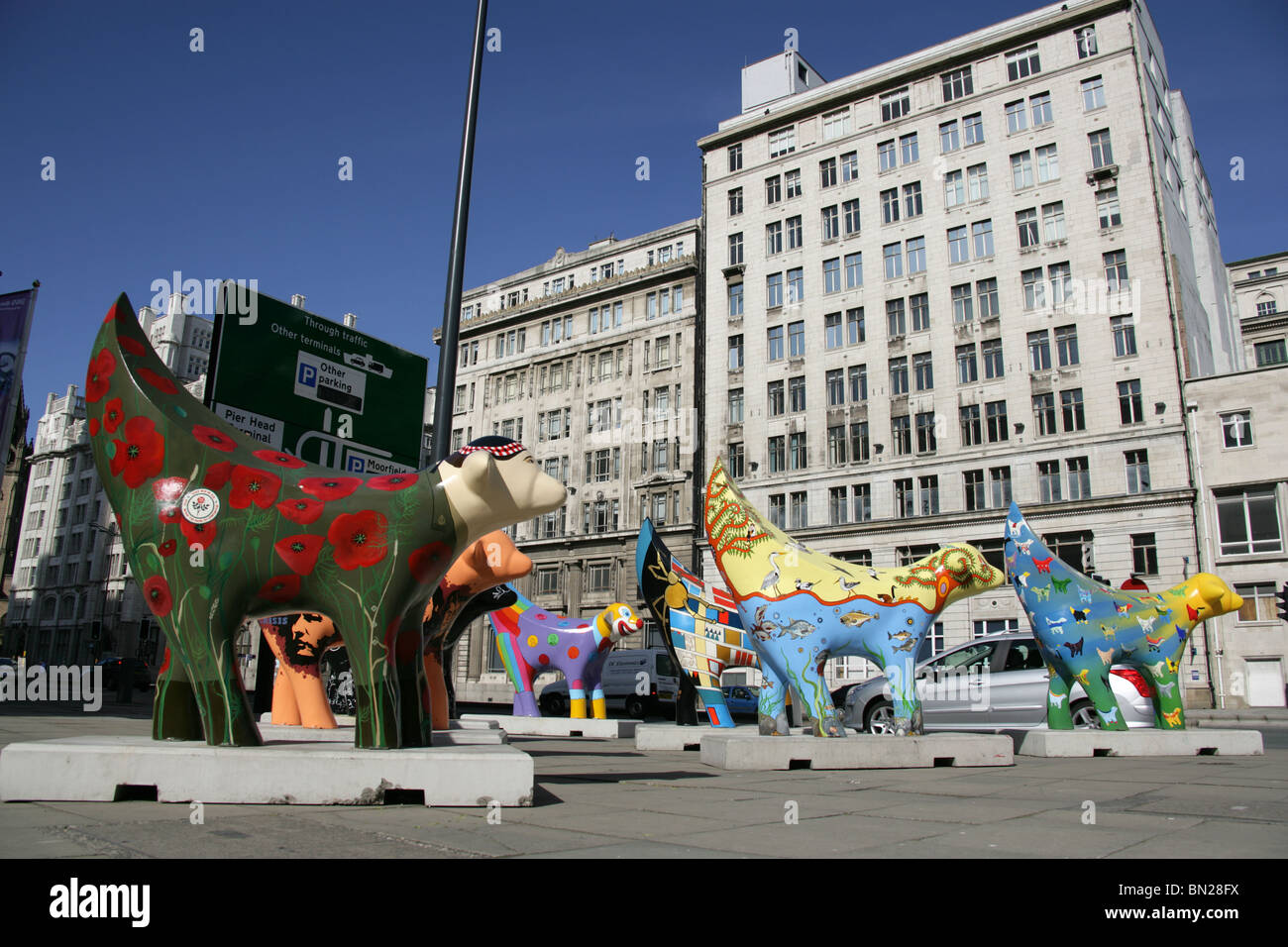 Stadt von Liverpool, England. Eine Auflistung von Superlambanana neben zweispurigen Liverpools Strang. Stockfoto