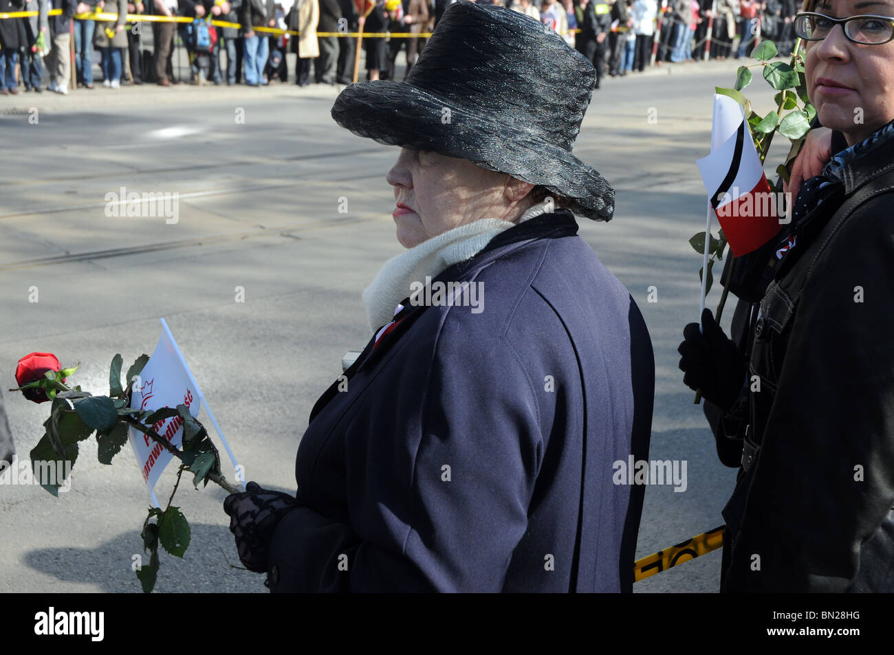 18.04.10 Krakau wartenden Leichenwagen mit den Organen des Präsidenten Lech Kaczynski und seine Frau Maria in Tag ihrer Beerdigung zu sehen Stockfoto