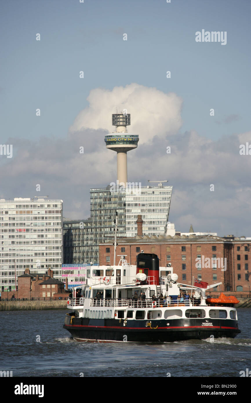 Stadt von Liverpool, England. Mersey Ferry Schneeglöckchen überqueren den Fluss Mersey mit Liverpool im Hintergrund. Stockfoto