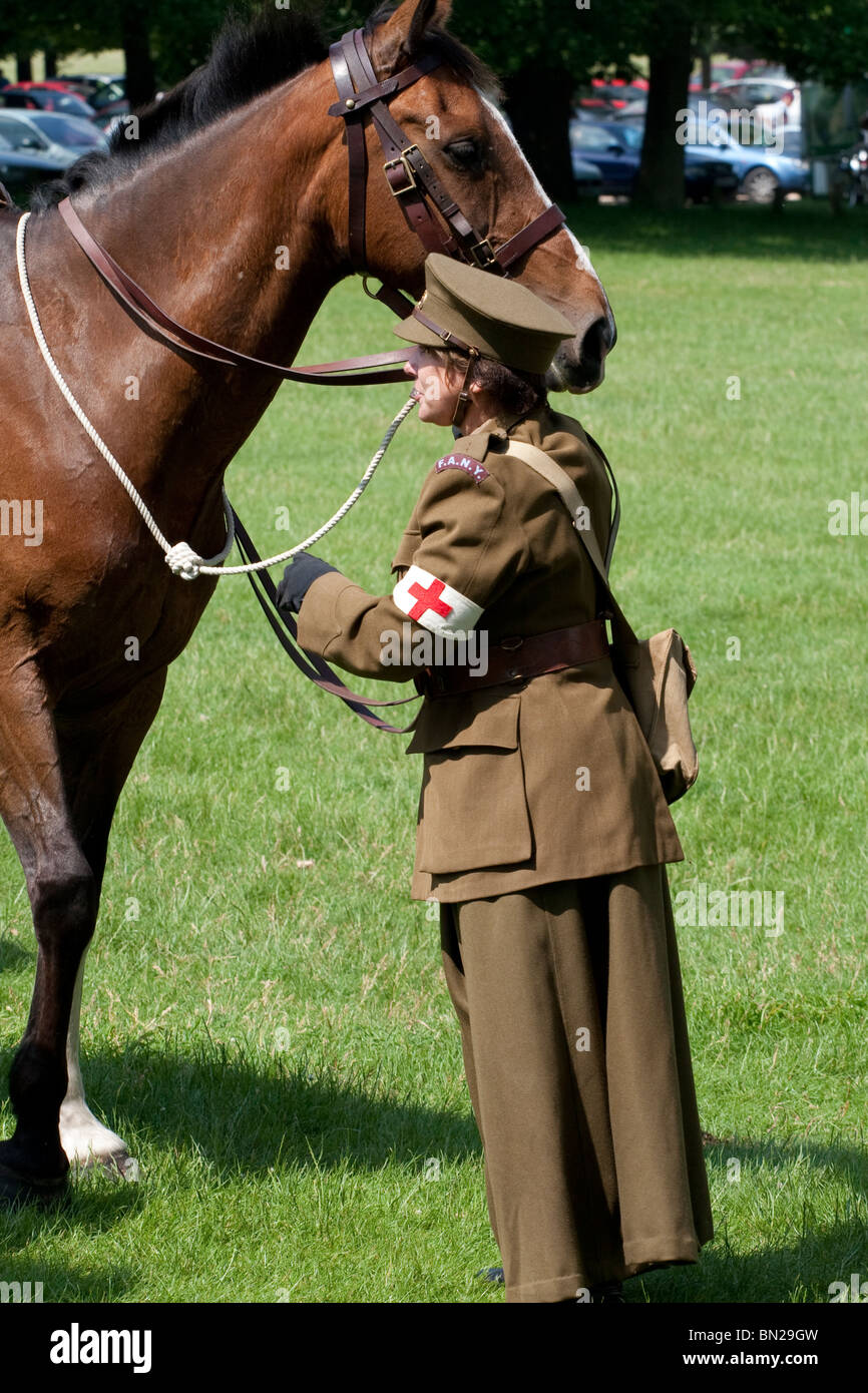 Eine weibliche erste-Hilfe-Soldat im 2. Weltkrieg Uniformen stehen neben ihrem Pferd Stockfoto