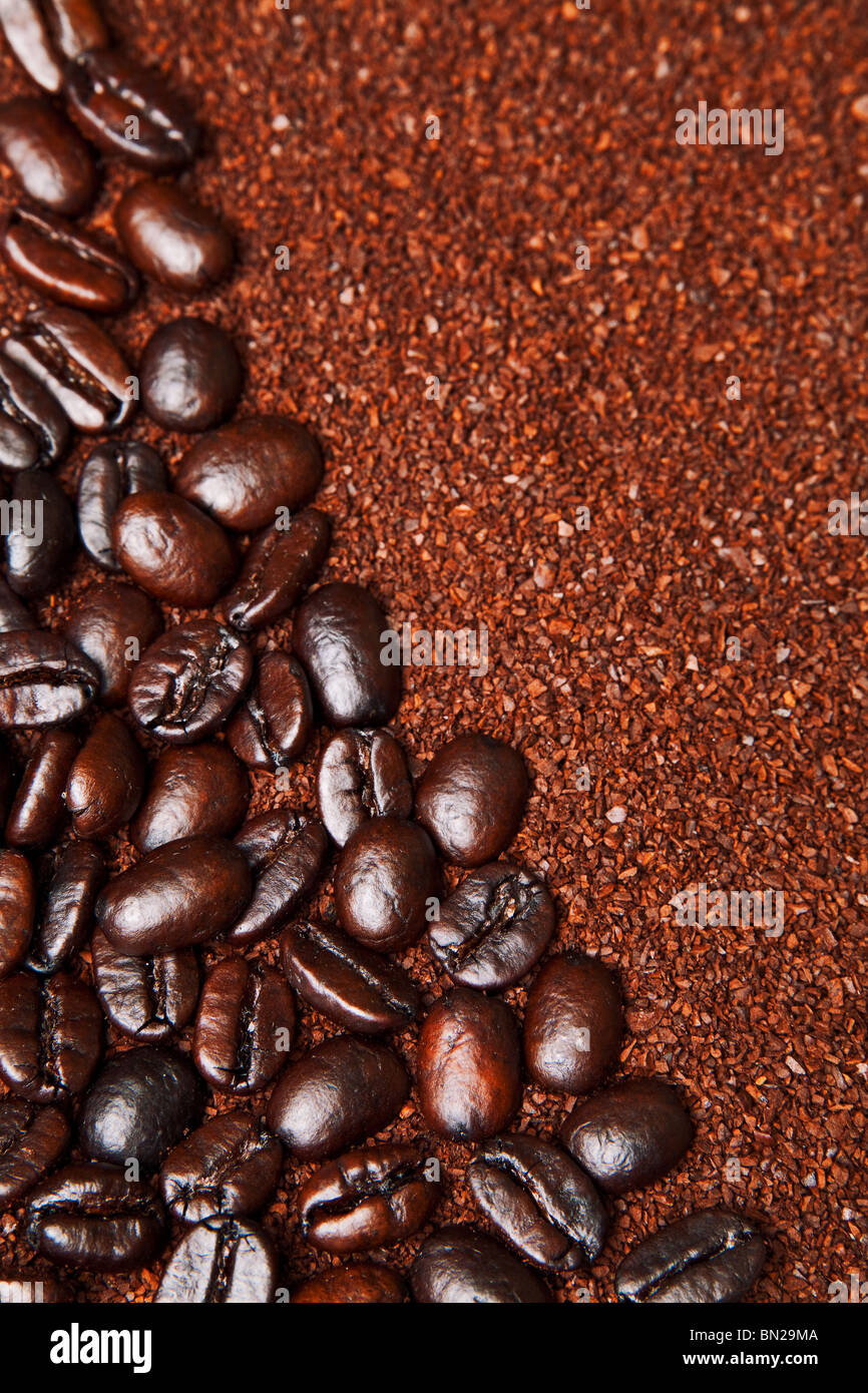 braune Kaffeesatz als Hintergrund angeordnet Stockfoto