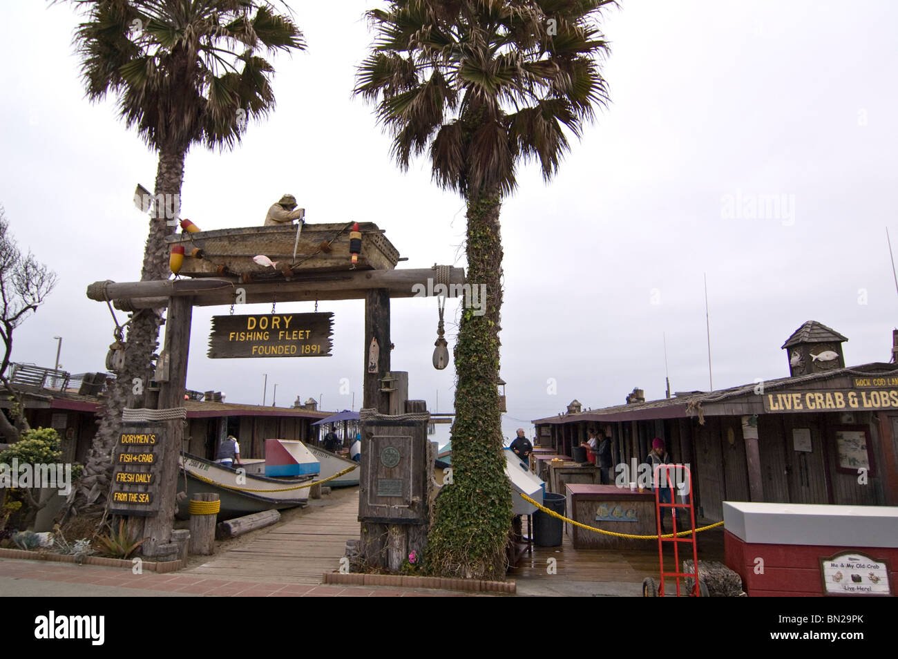 Vorne, seitliche Ansicht der Newport Beach Dory Fishing Fleet-Einrichtung mit Sitz in Newport Beach, Kalifornien. Stockfoto