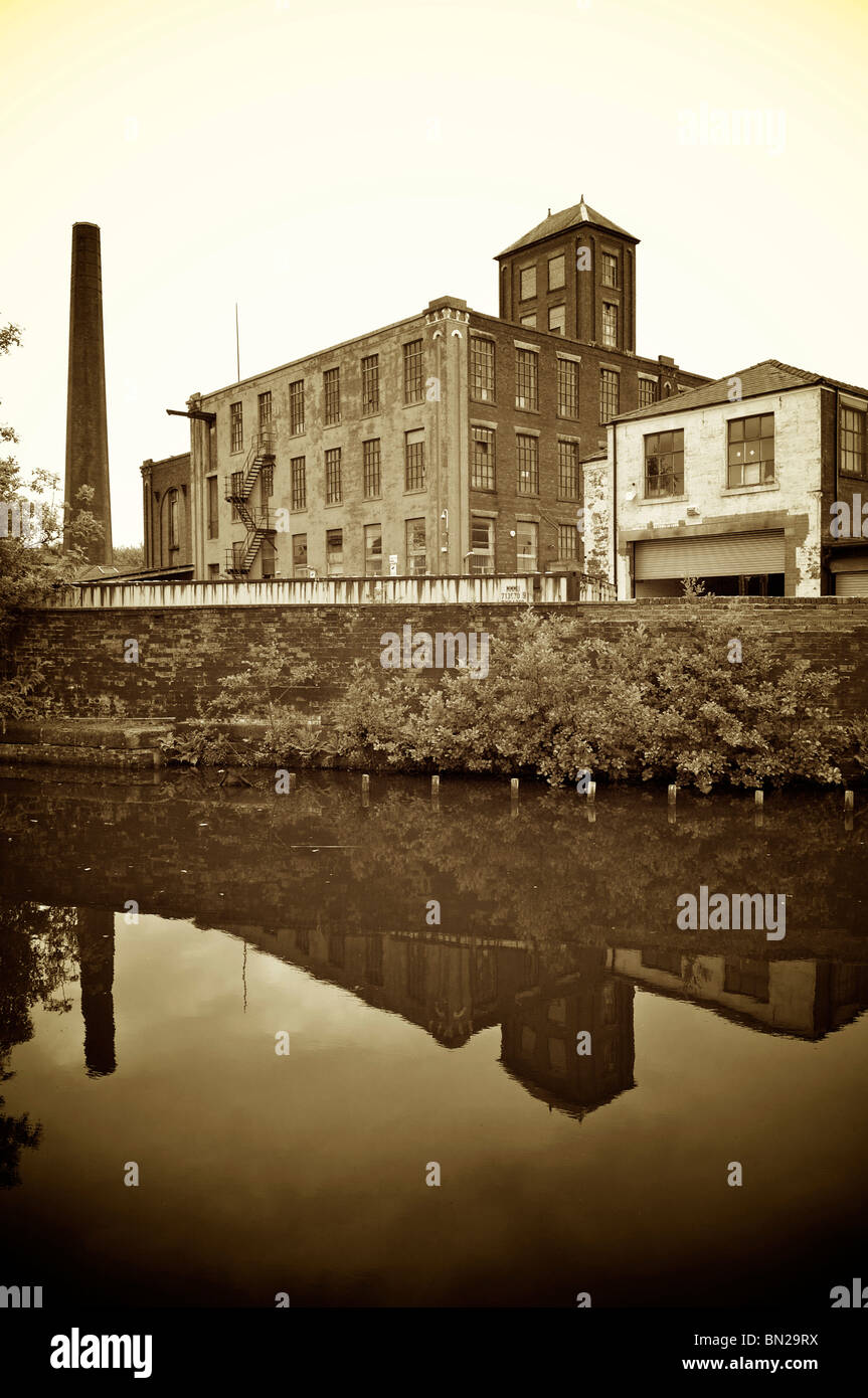 Alte Baumwollspinnerei und Kanal in Rochdale, England Stockfoto