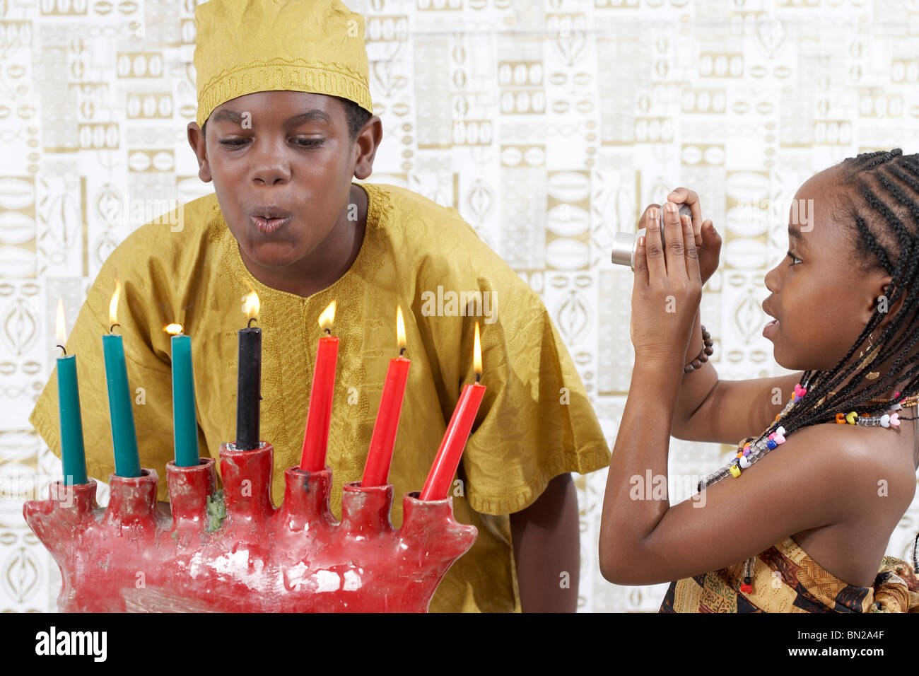 African American Boy Kwanzaa-Kerzen ausblasen Stockfoto