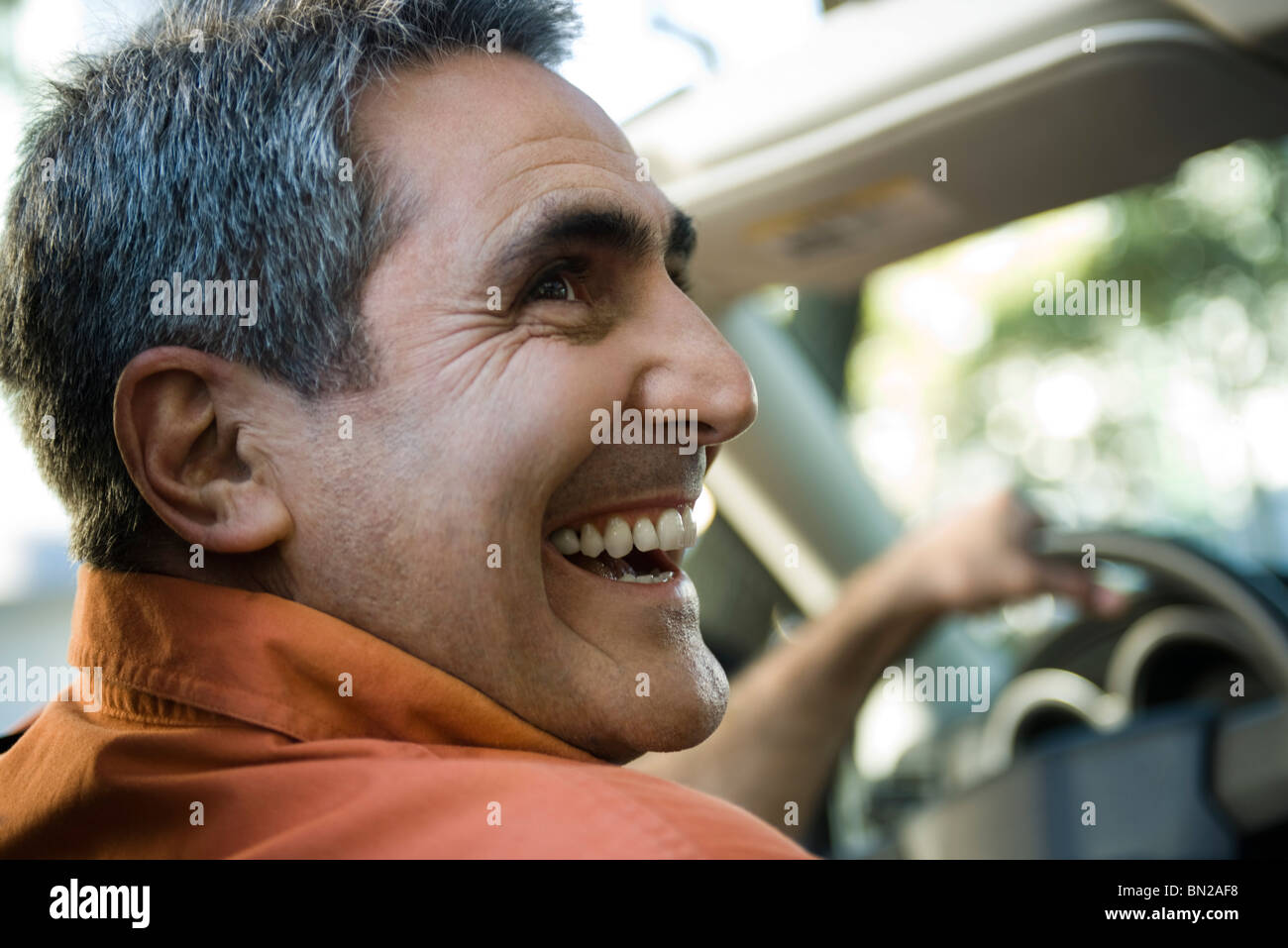 Reifer Mann fahren mit Blick des Glücks Stockfoto