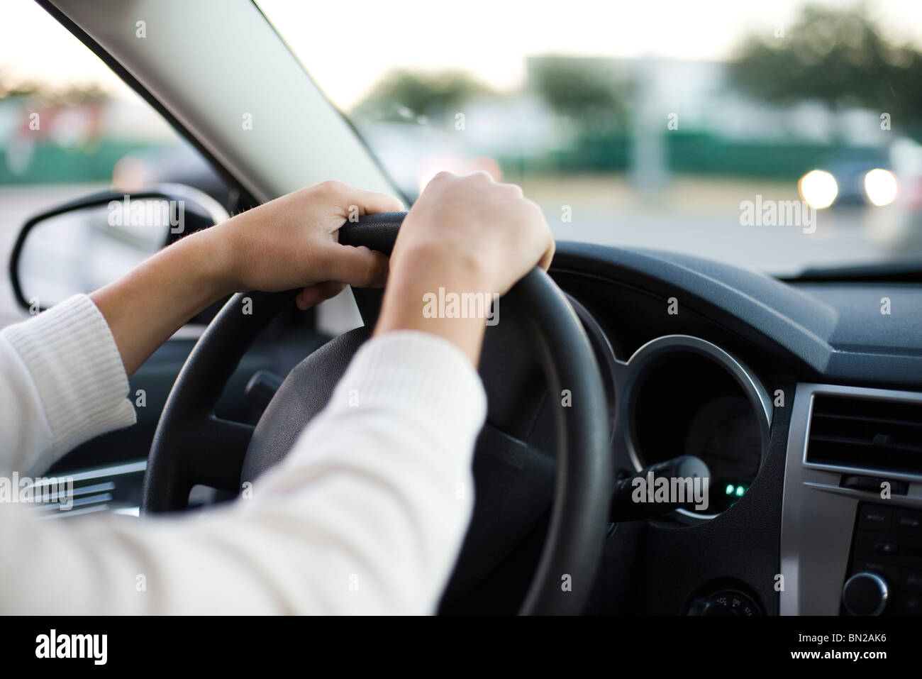 Auto mit beiden Händen am Lenkrad Stockfoto