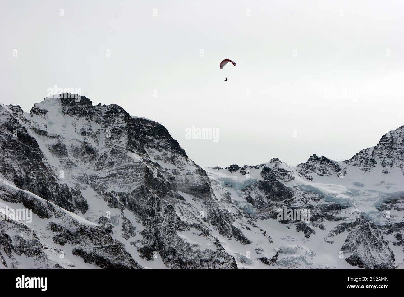 Mürren Fallschirmspringer in ewiger Schneeberge Alpen Stockfoto