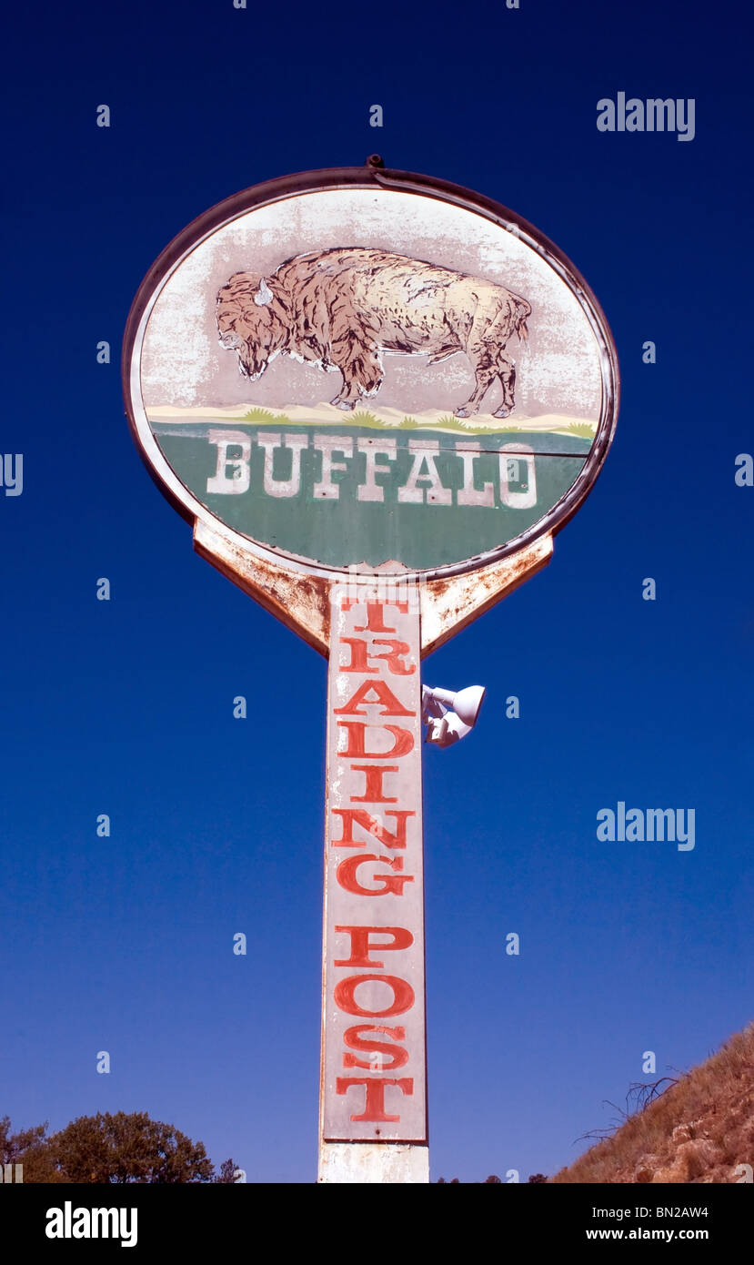 Altes verwittertes Schild für den Buffalo Trading Post in der Nähe des Wind Cave National Park, South Dakota. Stockfoto
