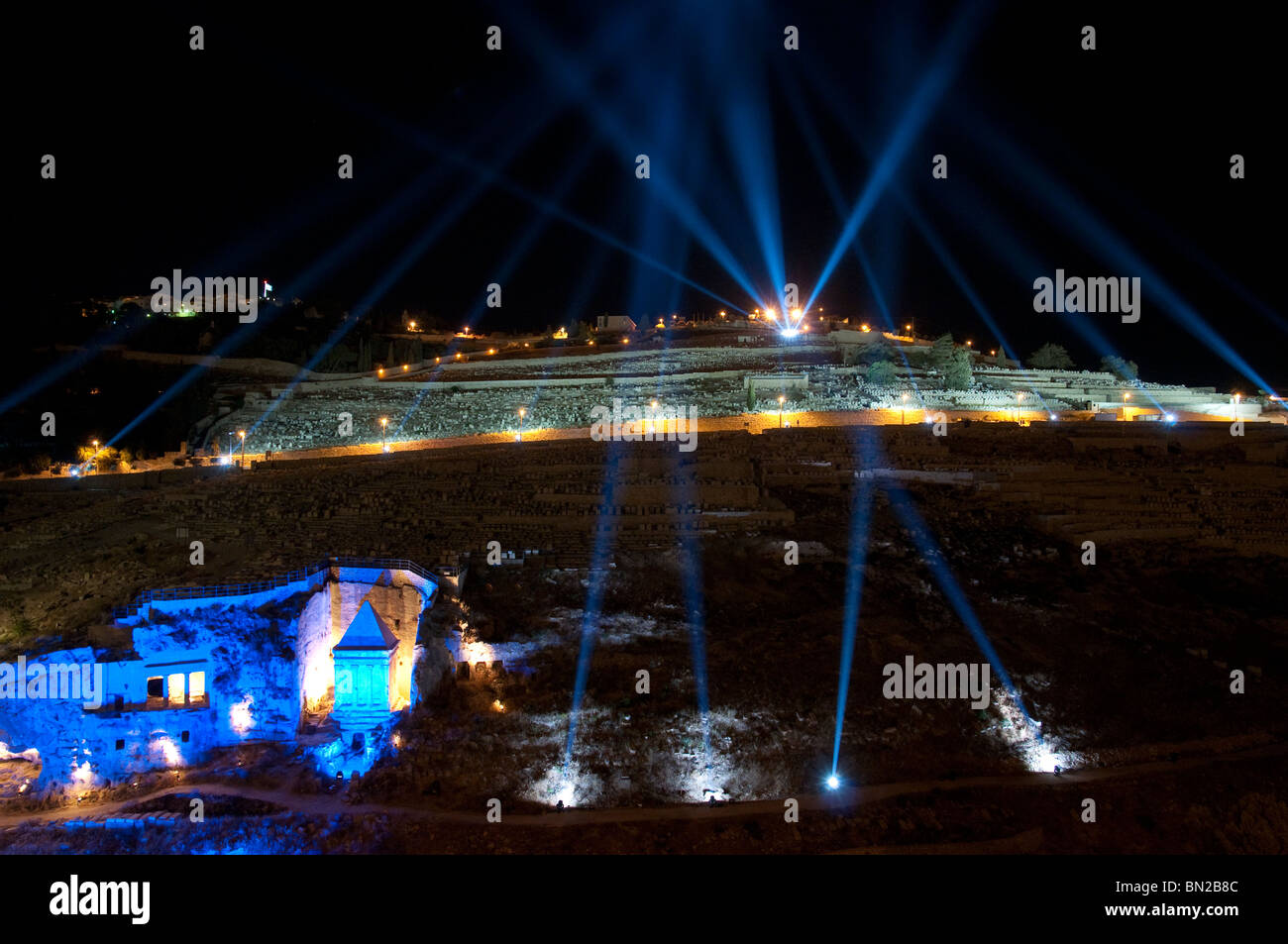 Jerusalem. Licht-Festival 2010. Ansicht des Kidron-Tal mit Ölberg und Zaccharias Grab Stockfoto